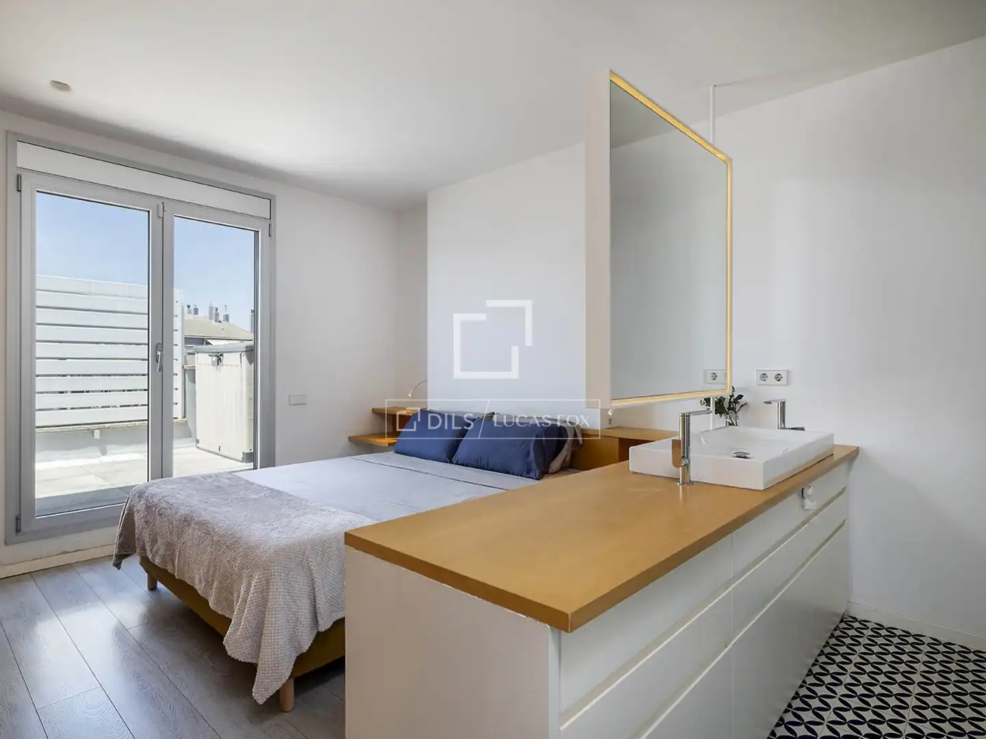 Schlafzimmer von Dachboden zur Miete in Barcelona mit Klimaanlage, Terrasse und Möbliert