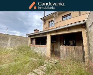 Vista exterior de Casa adosada en venda en Las Pedrosas amb Aire condicionat, Jardí privat i Balcó