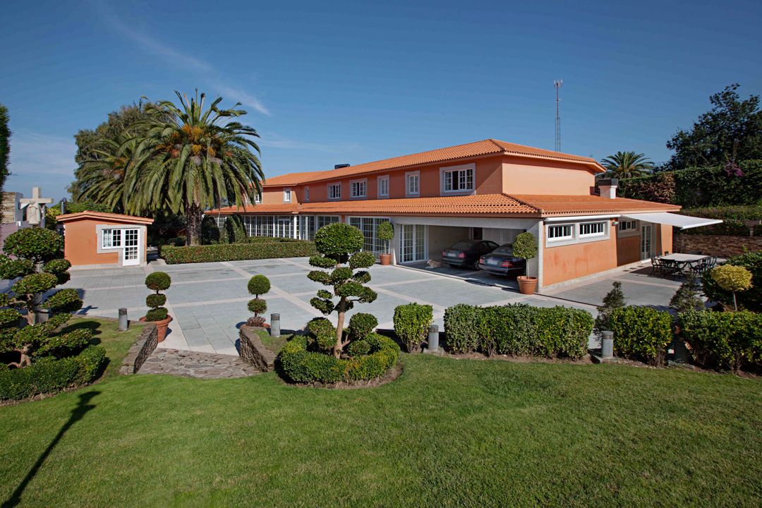 Vista exterior de Casa o xalet en venda en Oleiros amb Aire condicionat, Calefacció i Jardí privat