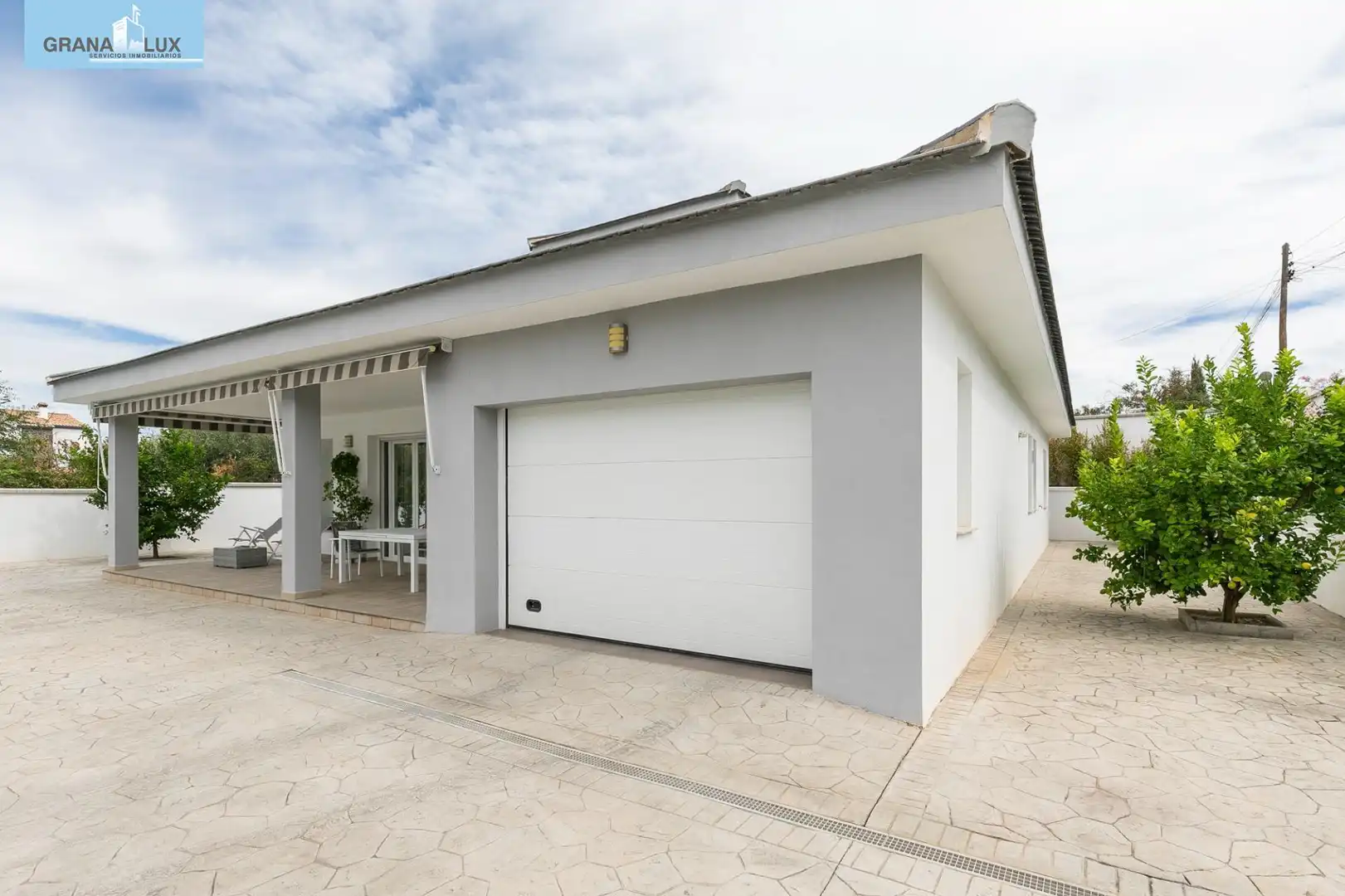 Vista exterior de Casa o chalet en venta en Churriana de la Vega con Aire acondicionado, Jardín privado y Piscina