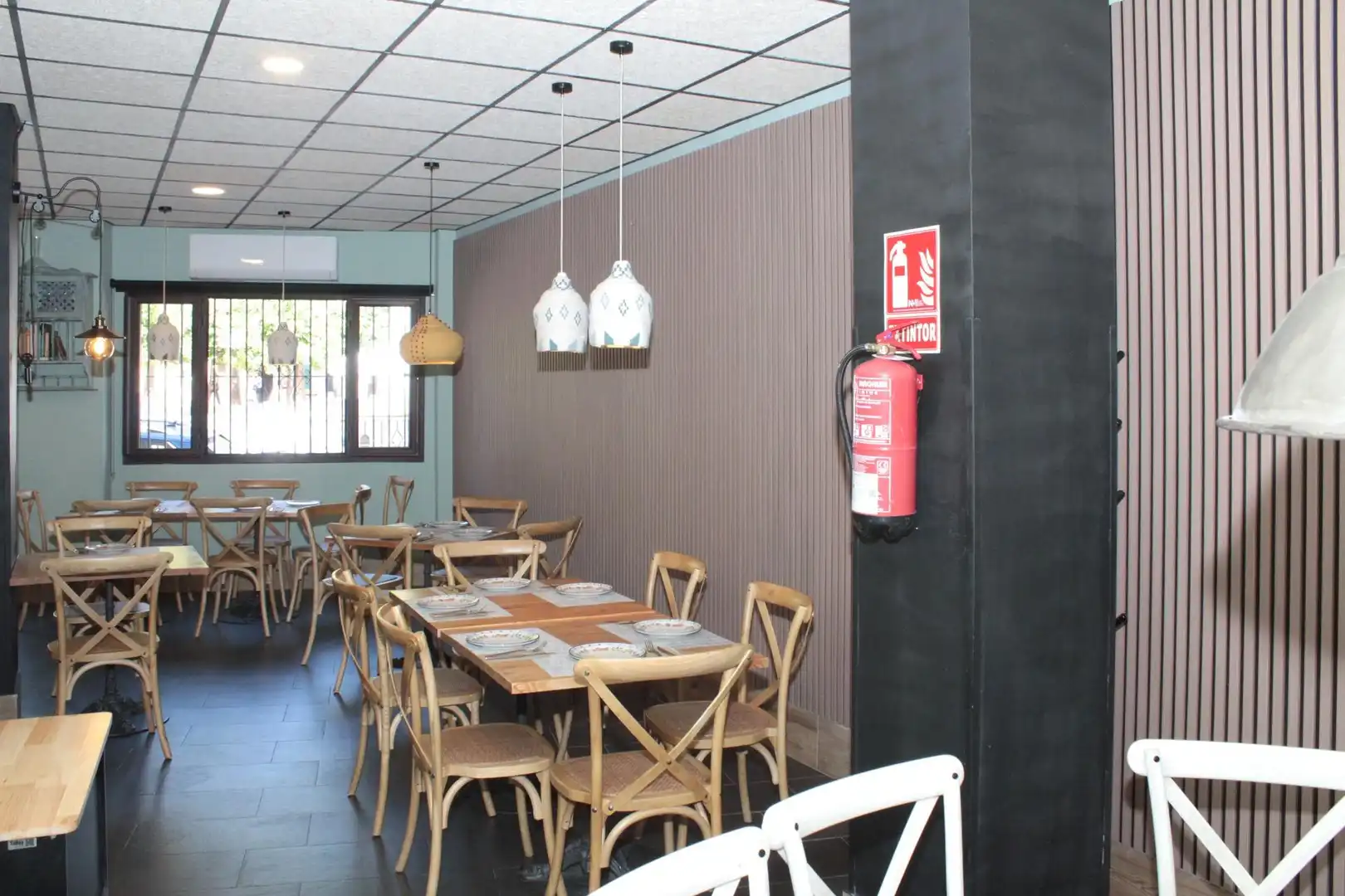 Local de lloguer en Sevilla amb Aire condicionat i Moblat