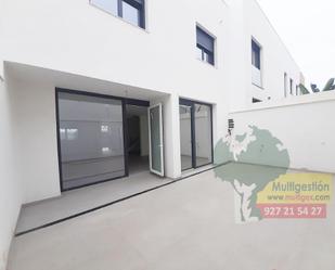 Exterior view of Single-family semi-detached for sale in Cáceres Capital