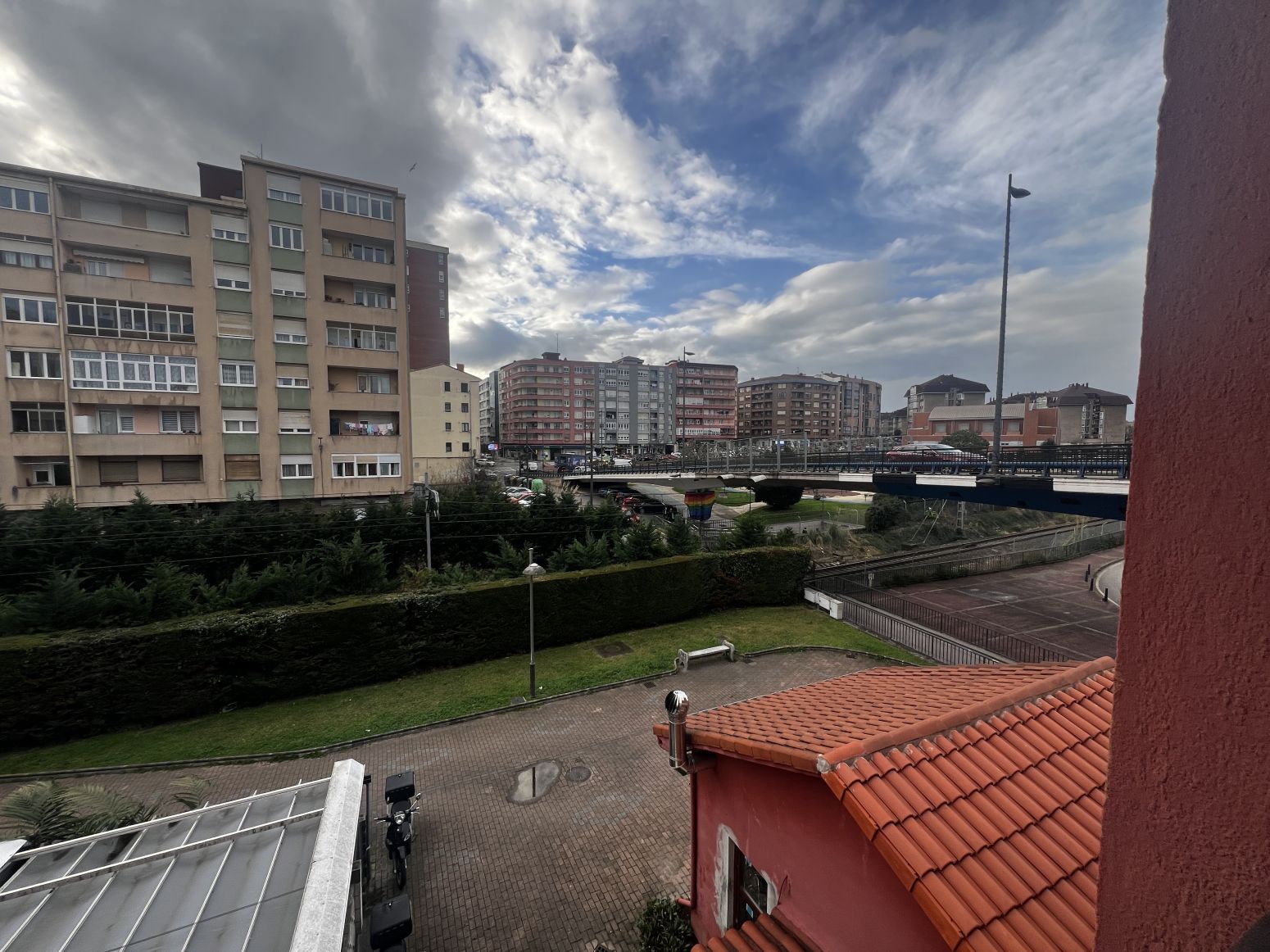 Vista exterior de Pis en venda en Camargo amb Calefacció, Parquet i Balcó