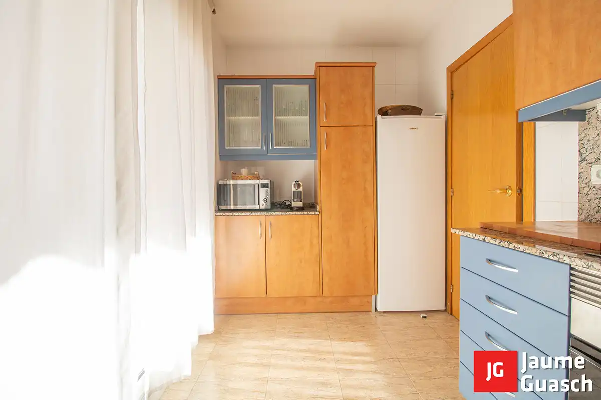 Küche von Einfamilien-Reihenhaus zum Verkauf in Torredembarra mit Klimaanlage, Heizung und Privatgarten