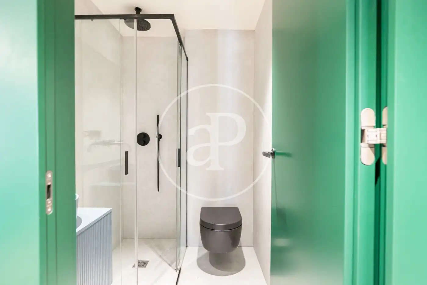 Badezimmer von Dachboden zum Verkauf in Barcelona mit Klimaanlage, Heizung und Terrasse