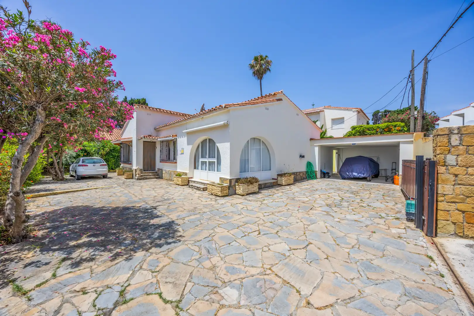 Vista exterior de Casa o chalet en venta en Manilva con Aire acondicionado, Jardín privado y Terraza