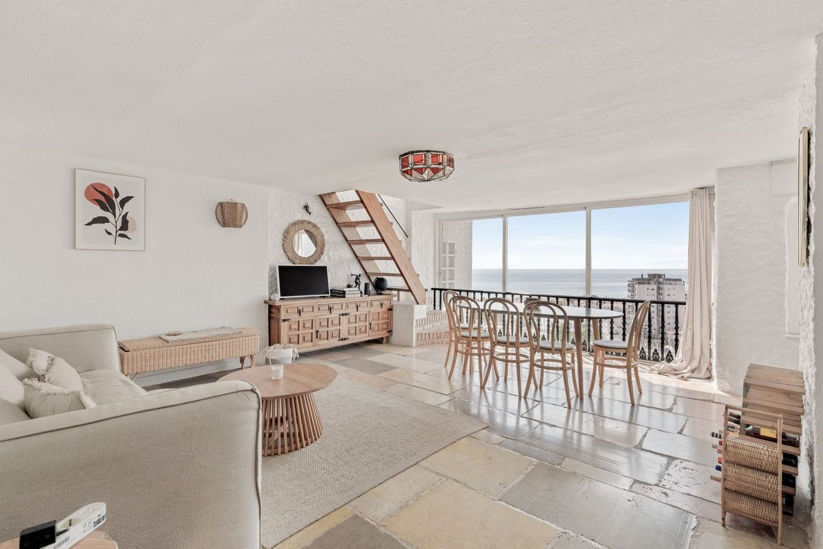 Sala d'estar de Casa adosada en venda en Torremolinos amb Aire condicionat
