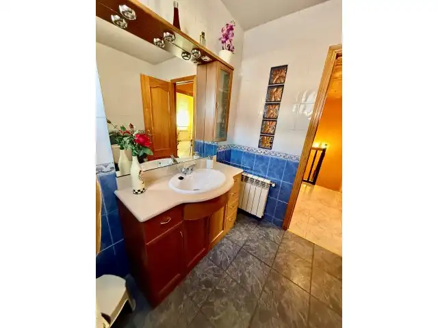 Badezimmer von Haus oder Chalet zum Verkauf in Villanueva de la Torre mit Klimaanlage, Heizung und Privatgarten