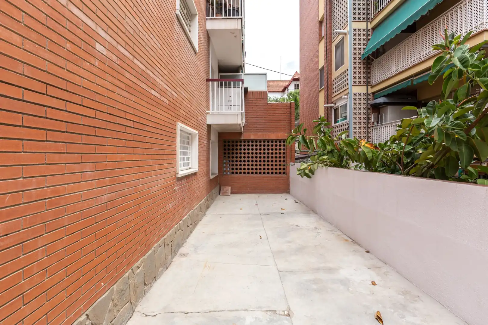 Außenansicht von Erdgeschoss zur Miete in Sant Joan Despí mit Heizung und Terrasse