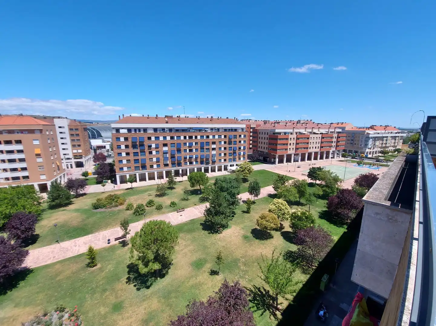 Vista exterior de Àtic en venda en  Logroño amb Aire condicionat, Calefacció i Parquet