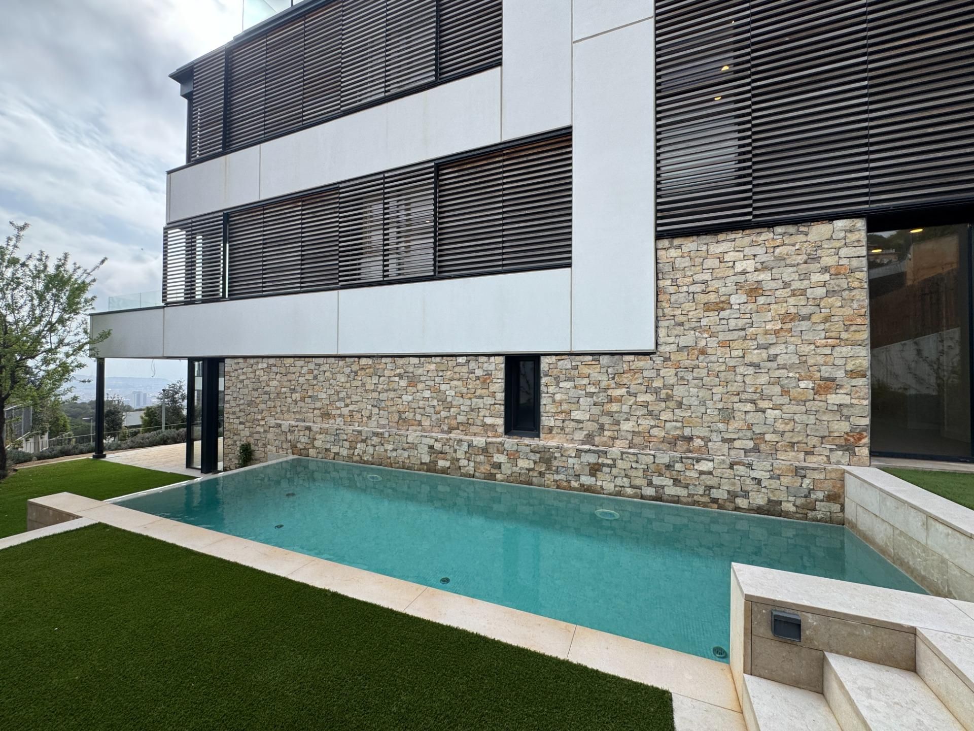 Piscina de Casa o xalet en venda en  Barcelona Capital amb Aire condicionat, Calefacció i Jardí privat