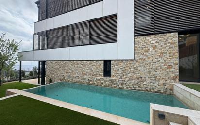 Swimming pool of House or chalet for sale in  Barcelona Capital  with Air Conditioner, Heating and Private garden