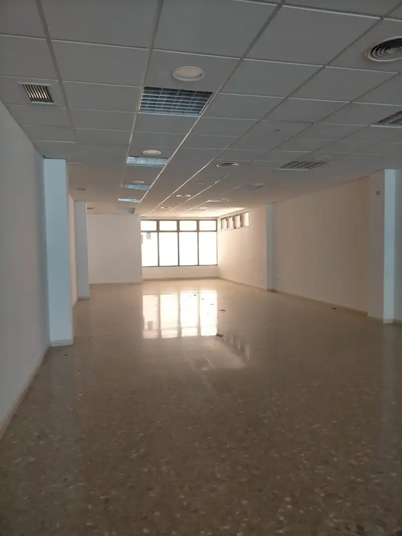 Local comercial de lloguer a Calle Diego Fernandez Herrera, imagen 2