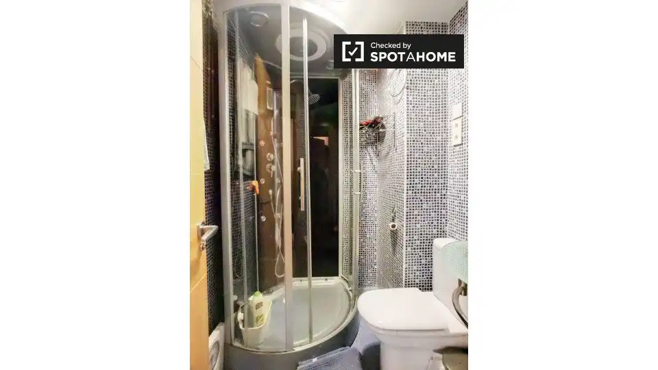 Badezimmer von Wohnung zur untervermieten in Madrid mit Klimaanlage, Heizung und Terrasse