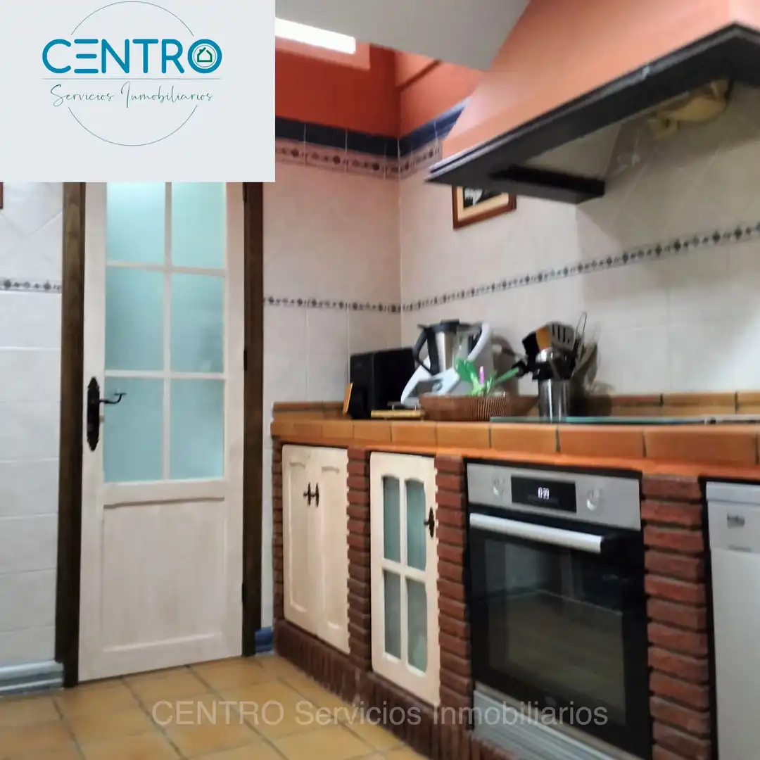 Cuina de Casa adosada en venda en Algeciras amb Aire condicionat