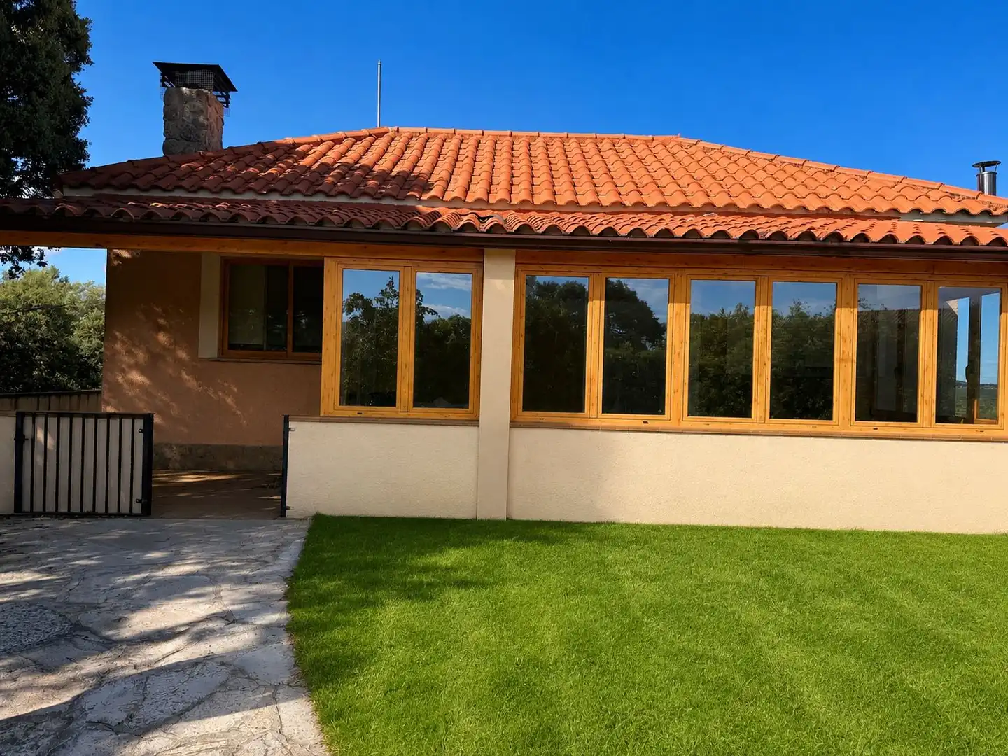 Vista exterior de Casa o xalet en venda en Valdemorillo amb Calefacció, Jardí privat i Terrassa