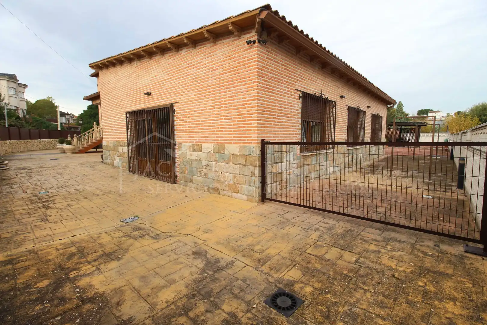 Vista exterior de Casa o xalet en venda en Yeles amb Calefacció, Jardí privat i Piscina
