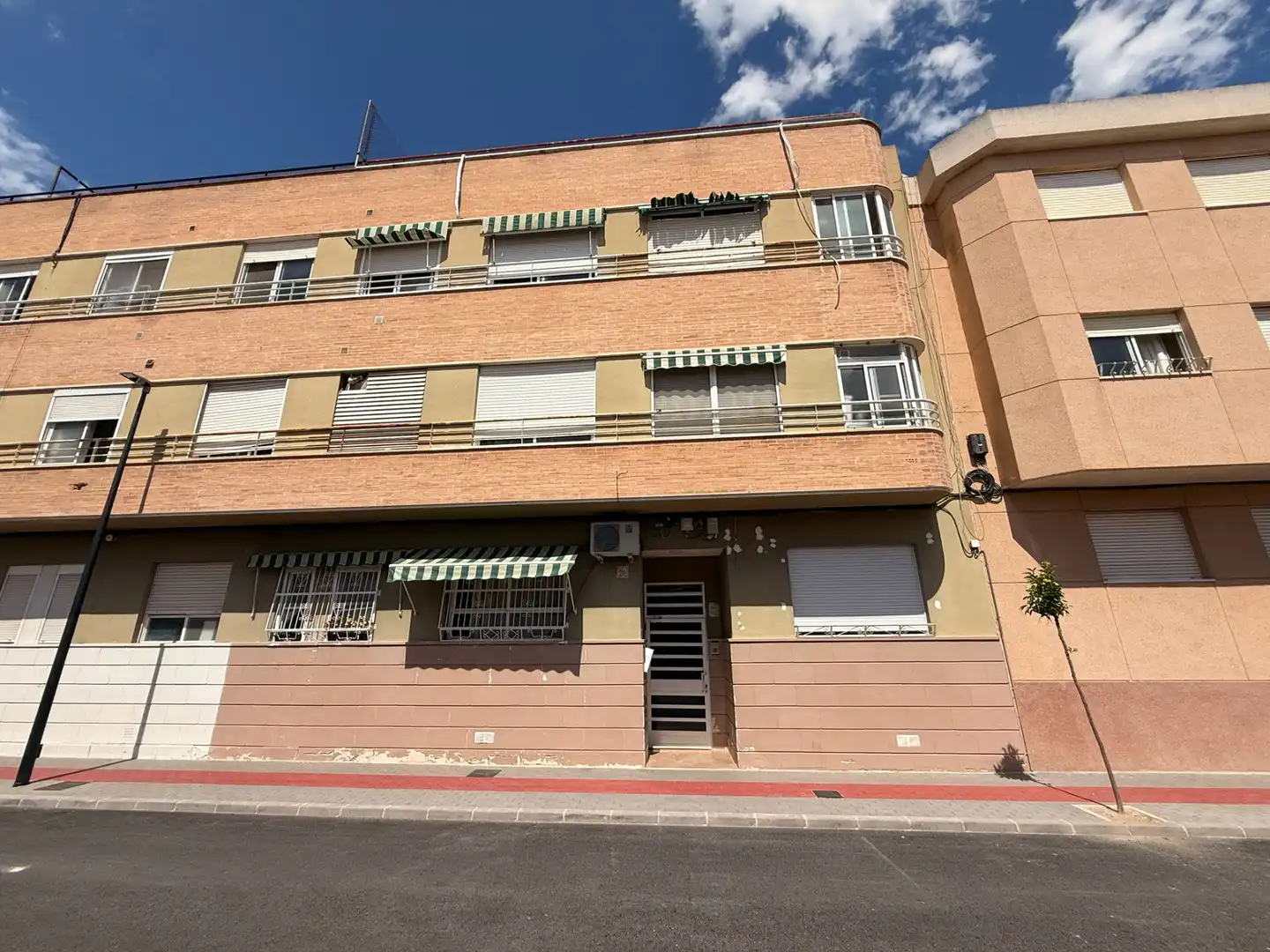 Vista exterior de Piso en venta en Dolores