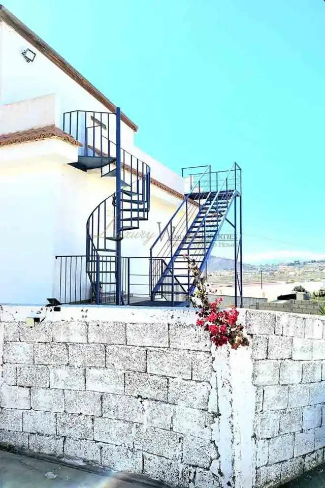 Vista exterior de Casa o chalet en venta en Arona con Terraza y Amueblado