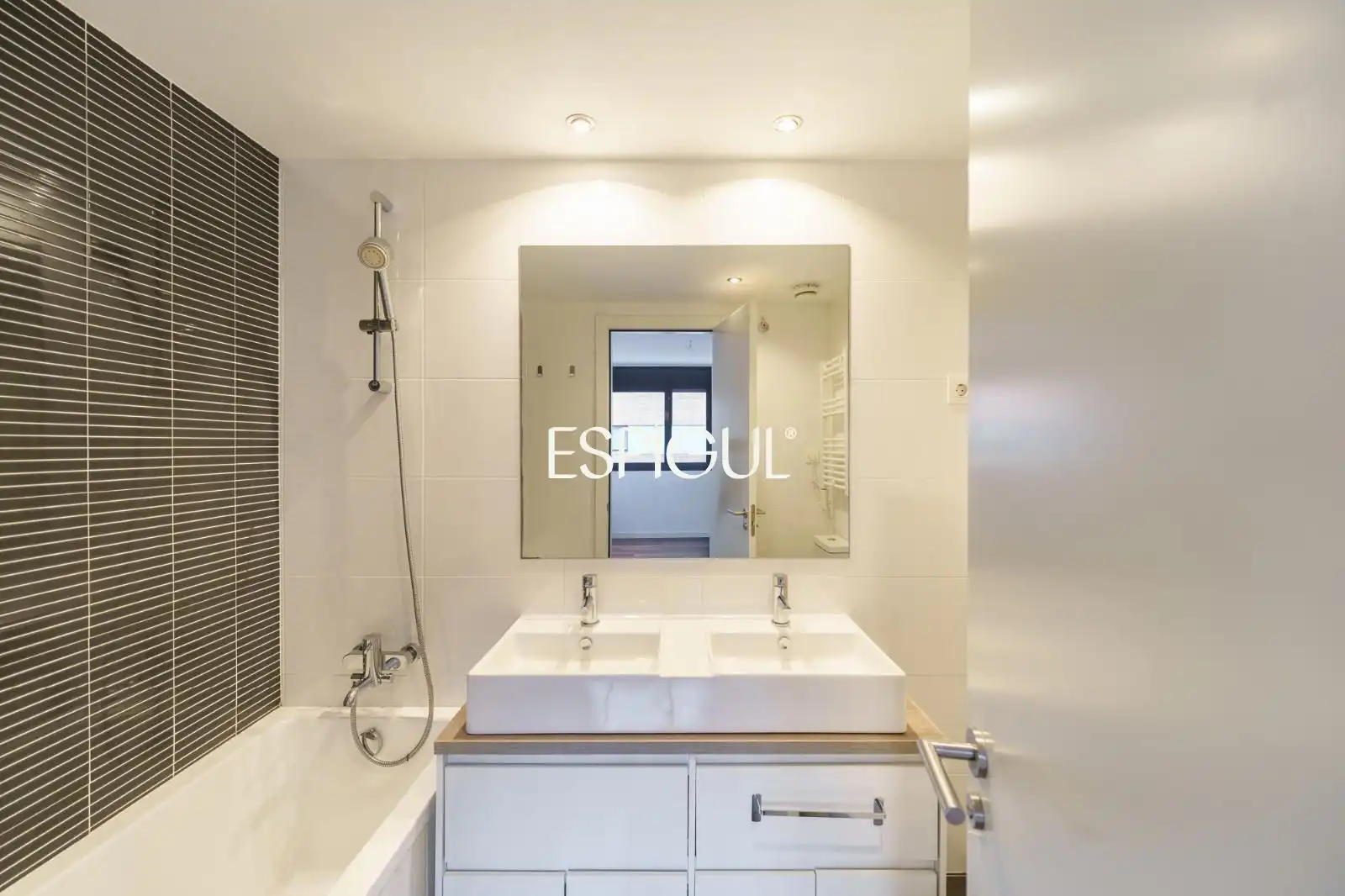 Bathroom of Flat for sale in Sant Cugat del Vallès  with Air Conditioner, Heating and Parquet flooring
