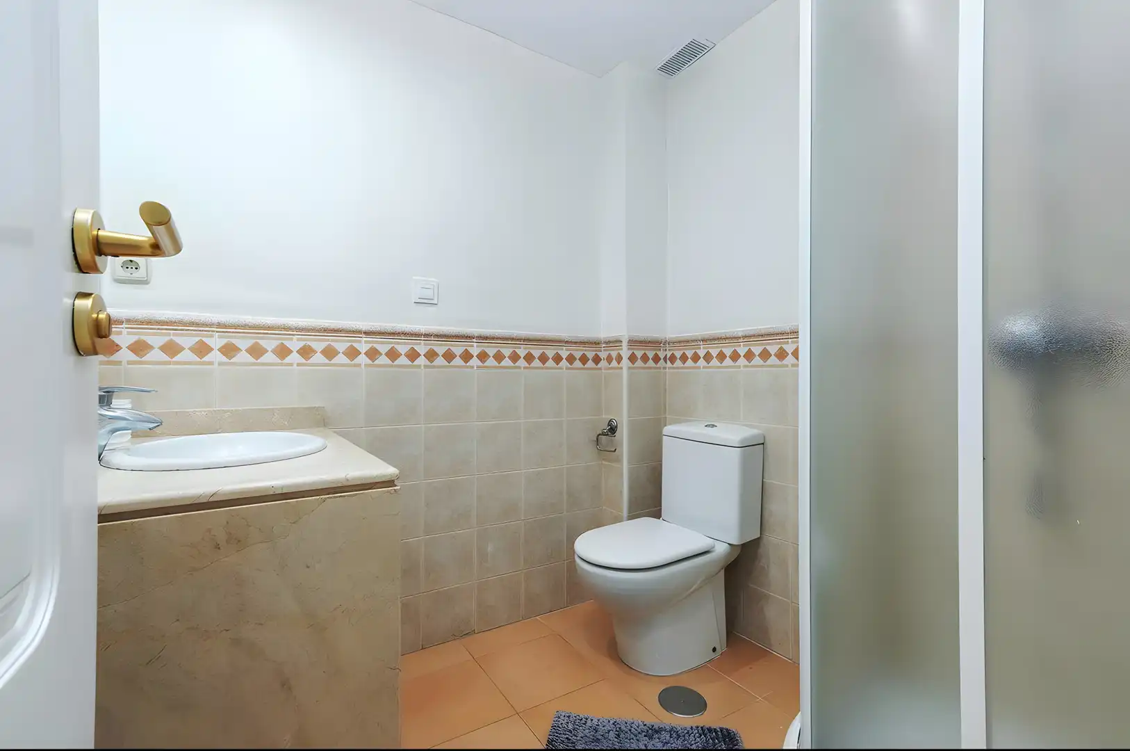 Bathroom of Apartments for rent in Marbella  with Air Conditioner, Terrace and Swimming Pool