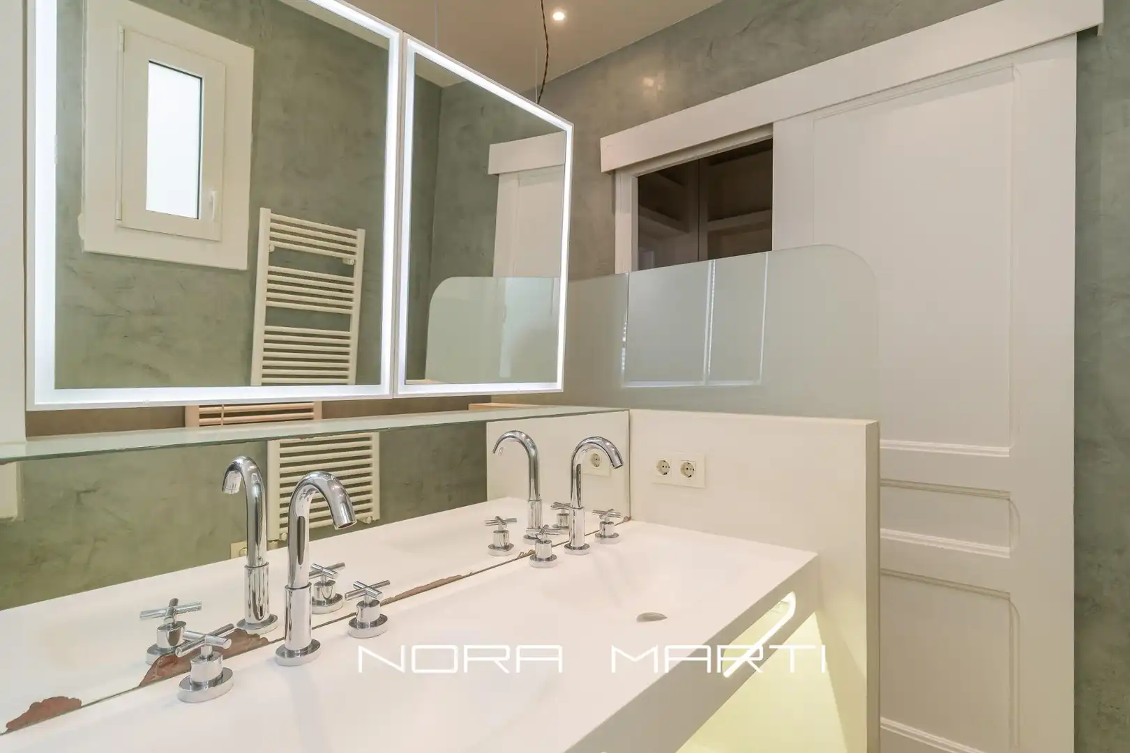 Badezimmer von Wohnung zur Miete in Barcelona mit Klimaanlage, Heizung und Privatgarten