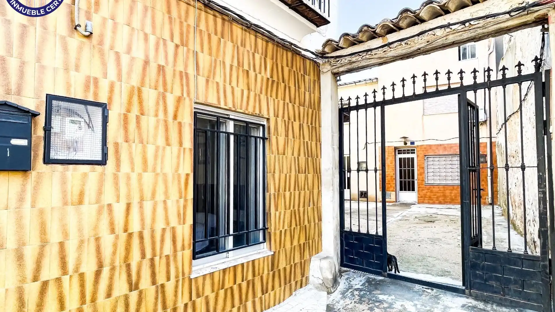 Exterior view of Houses for sale in Caudete de las Fuentes