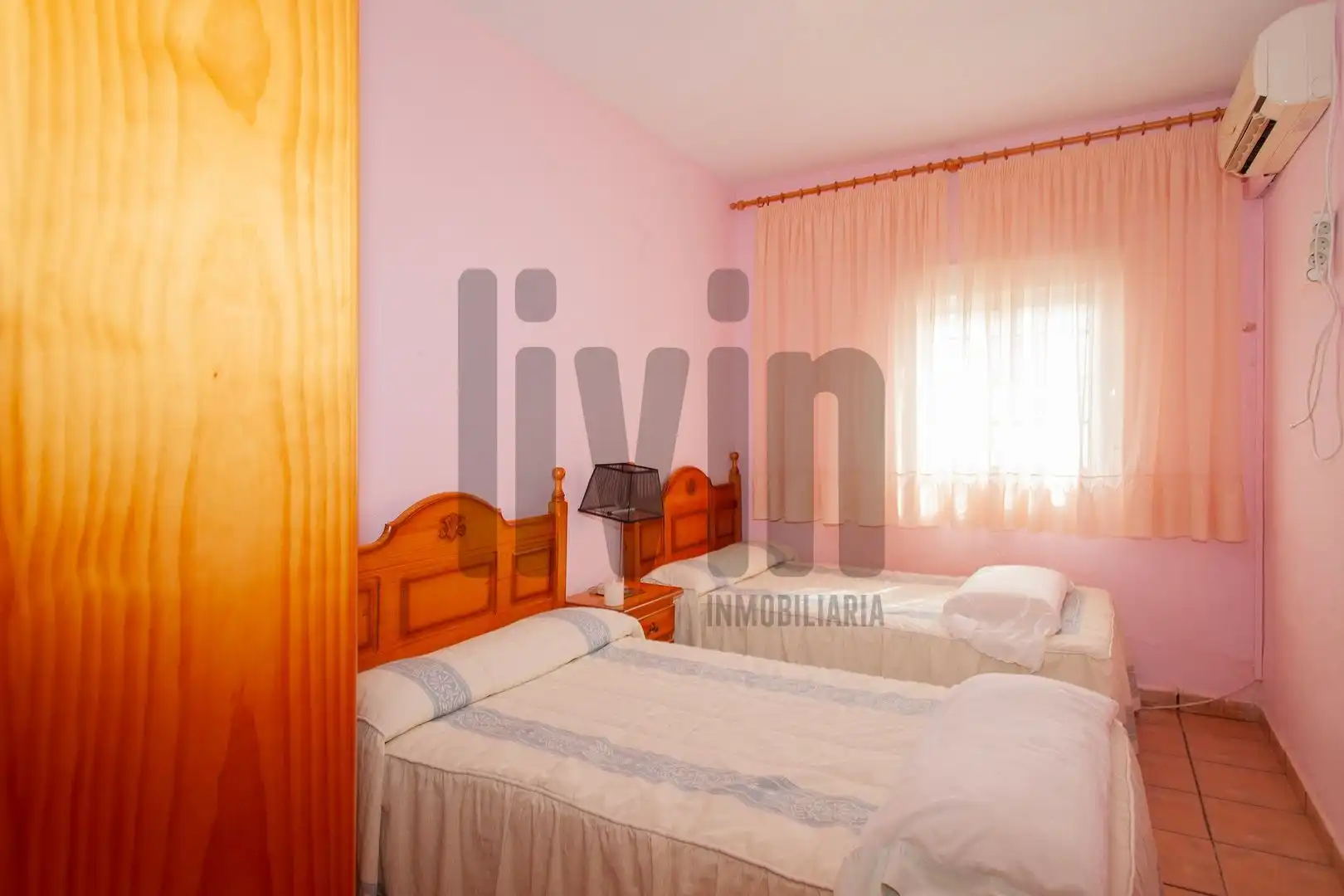 Dormitori de Casa o xalet en venda en Jaén amb Aire condicionat, Calefacció i Jardí privat