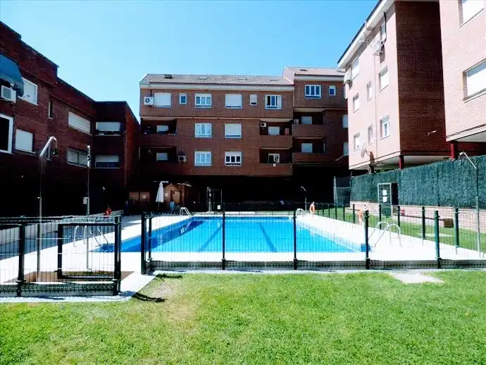 Piscina de Pis de lloguer en Galapagar amb Aire condicionat, Calefacció i Terrassa