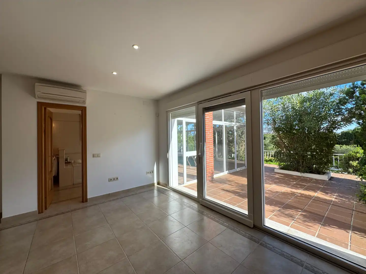Sala d'estar de Casa o xalet en venda en Alhaurín de la Torre amb Aire condicionat, Calefacció i Jardí privat