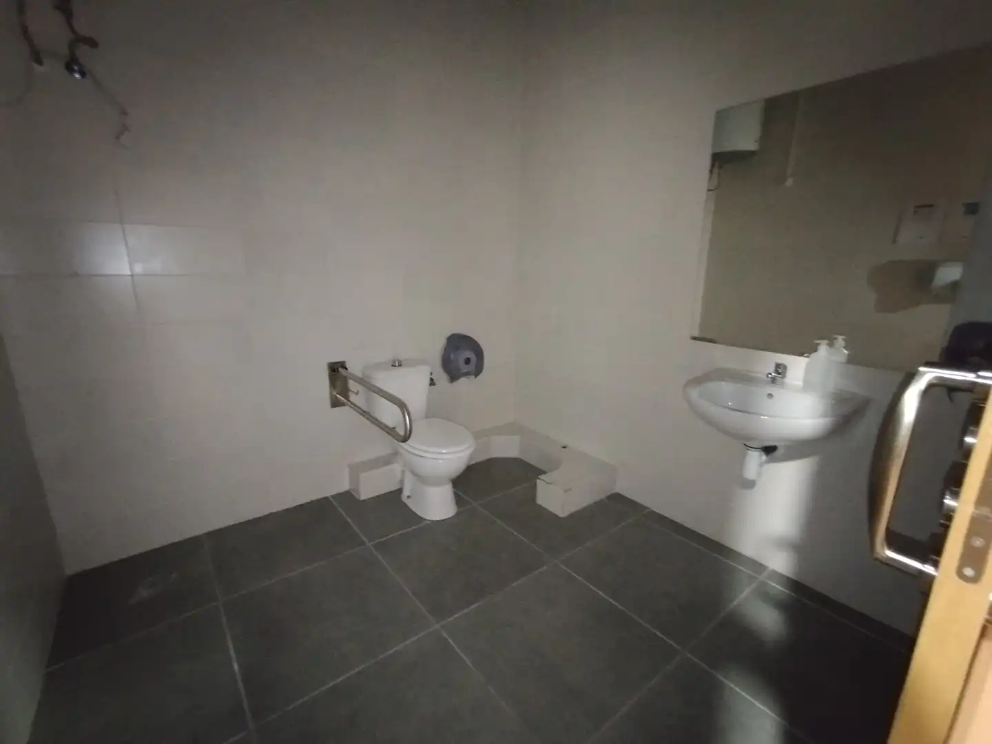 Bathroom of Commercial properties for sale in Castellón de la Plana / Castelló de la Plana  with Air Conditioner, Parquet flooring and Furnished