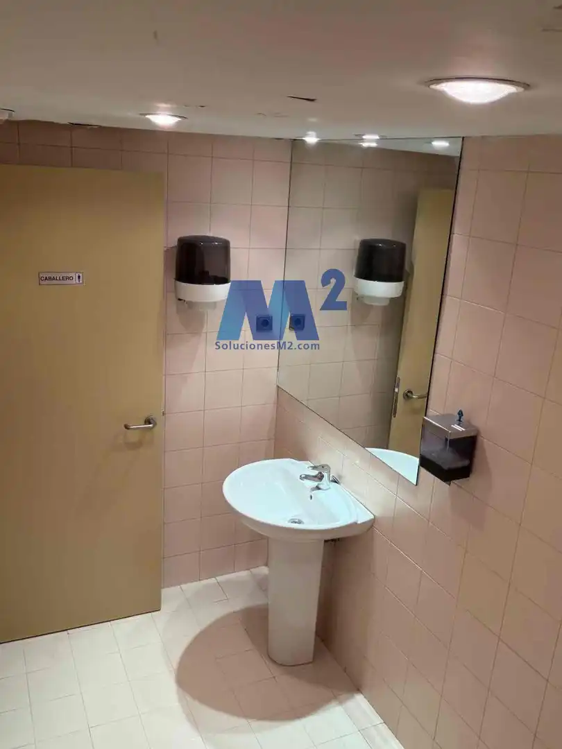 Badezimmer von Fabrikhallen zur Miete in Algete