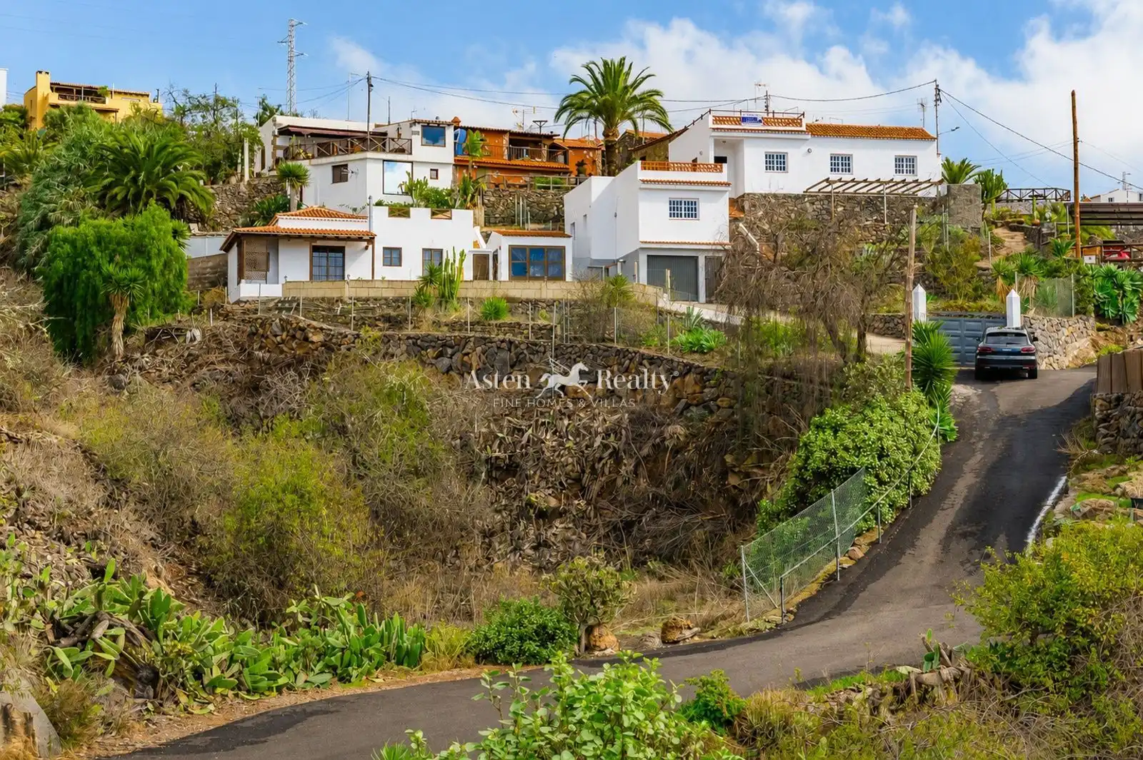 Vista exterior de Casa o xalet en venda en Guía de Isora amb Jardí privat, Terrassa i Moblat