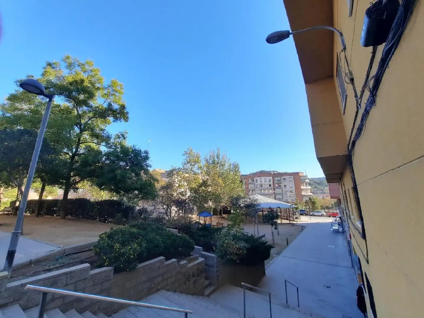 Vista exterior de Pis en venda en Montcada i Reixac amb Terrassa