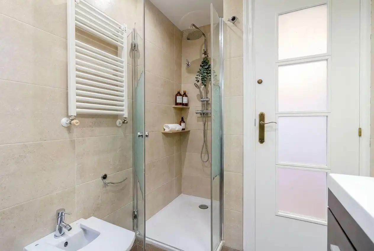 Badezimmer von Wohnung zum Verkauf in Castelldefels mit Klimaanlage, Heizung und Terrasse