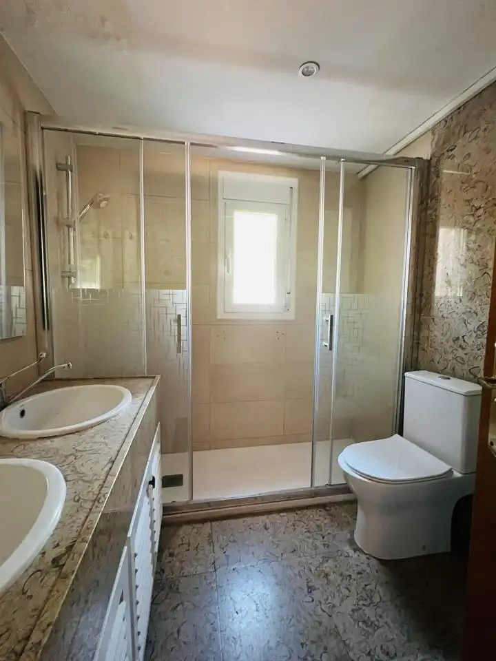 Badezimmer von Erdgeschoss zum Verkauf in Tarragona mit Terrasse
