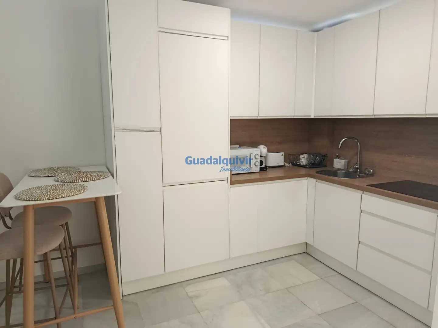 Cuina de Apartament de lloguer en Sevilla amb Aire condicionat i Moblat