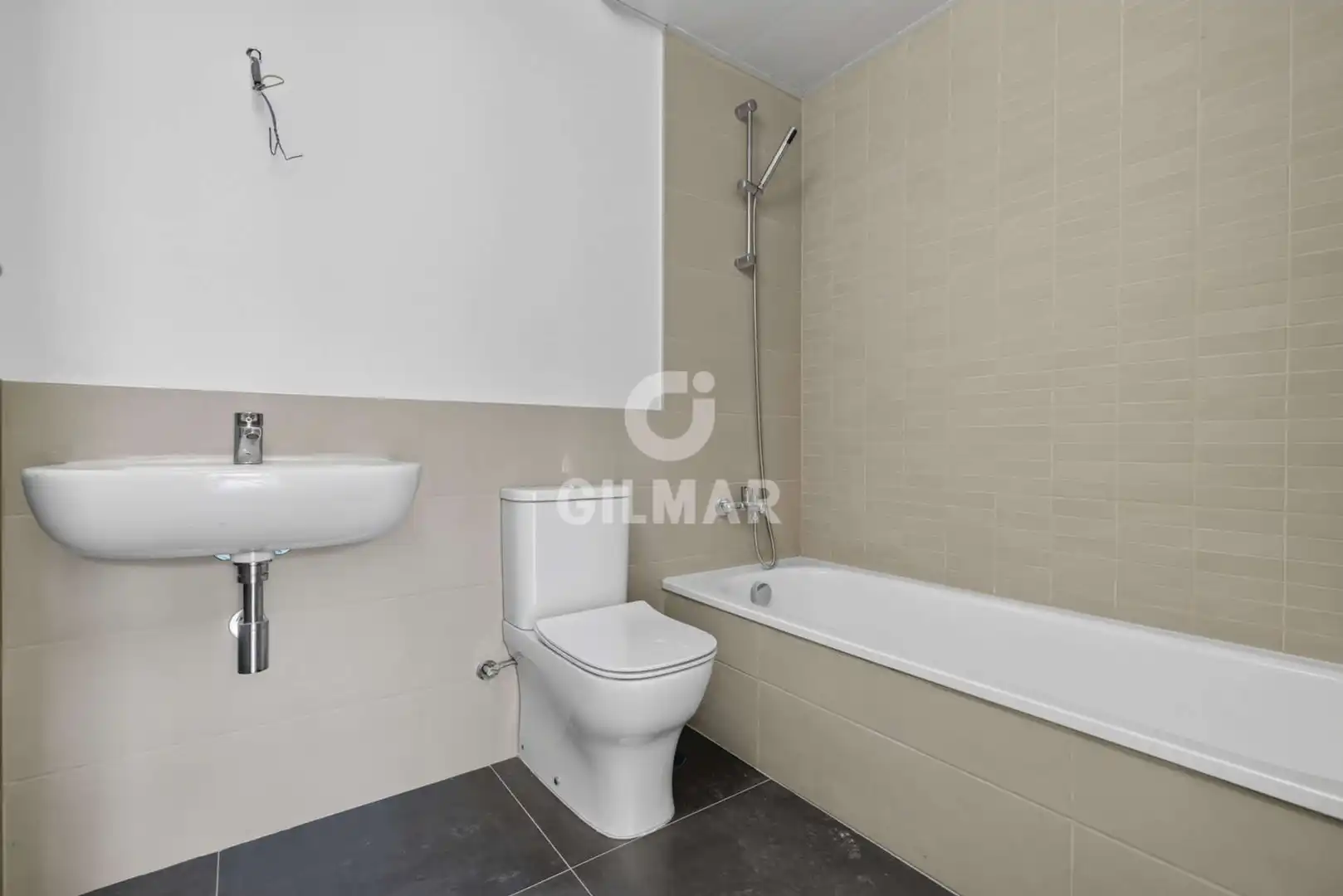 Baño de Piso en venta en Dos Hermanas con Calefacción, Jardín privado y Trastero