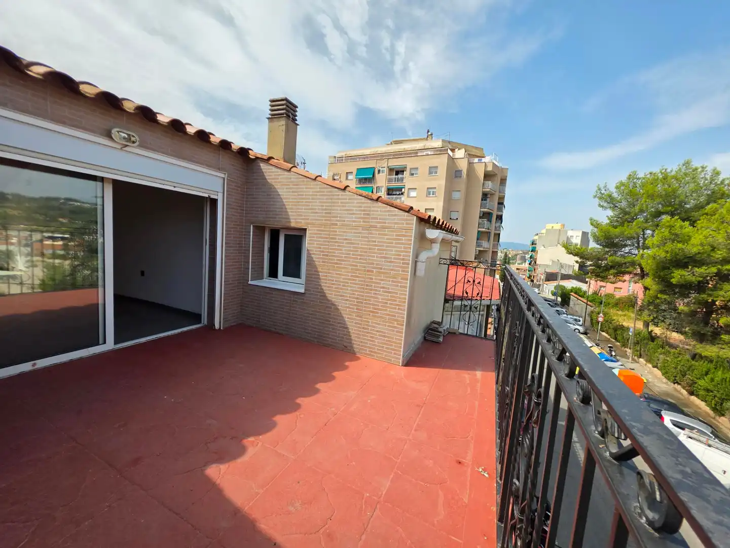 Vista exterior de Àtic en venda en Rubí amb Terrassa i Forn