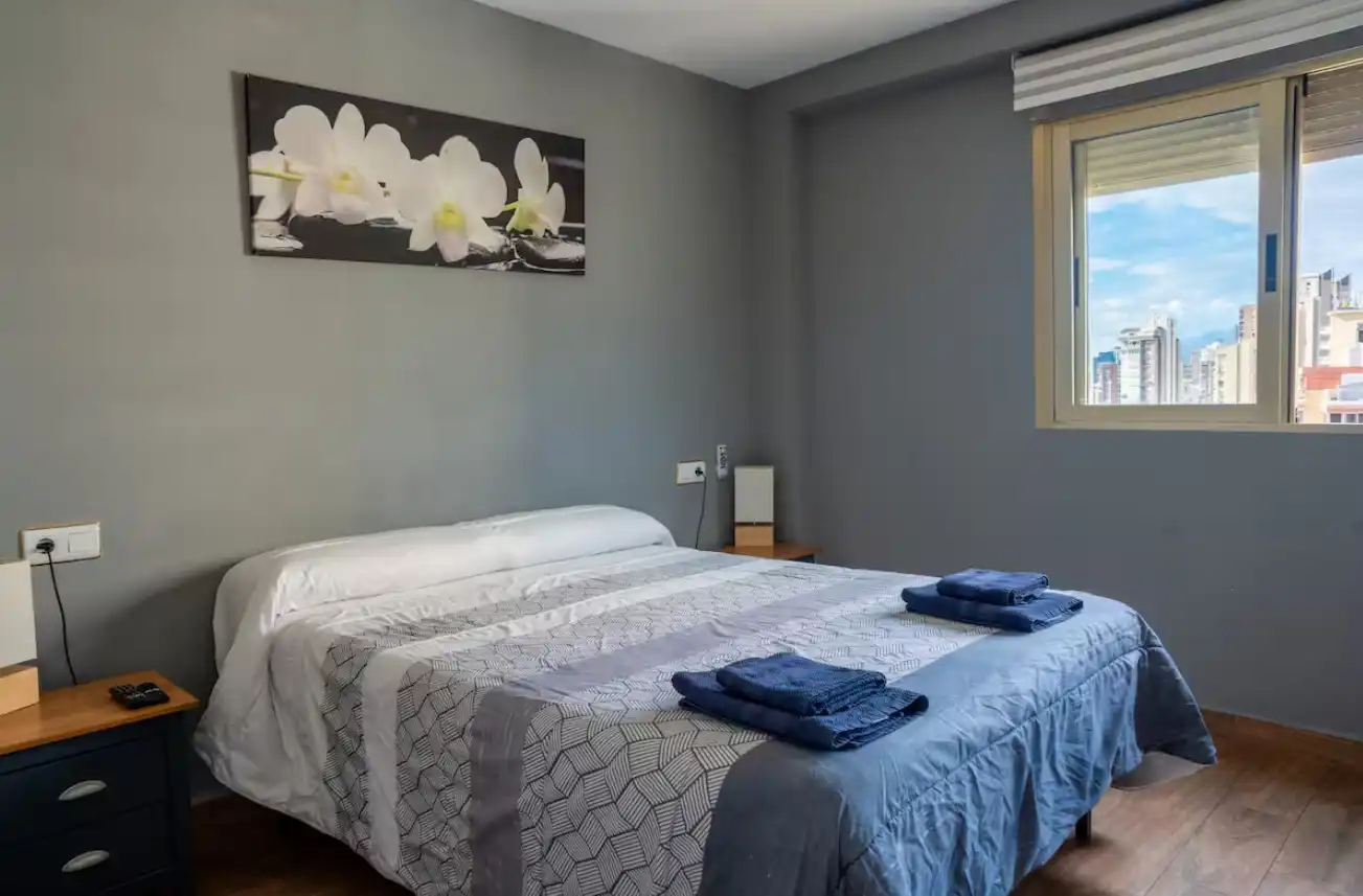Habitación de Apartamento de alquiler en Benidorm con Aire acondicionado, Calefacción y Parquet