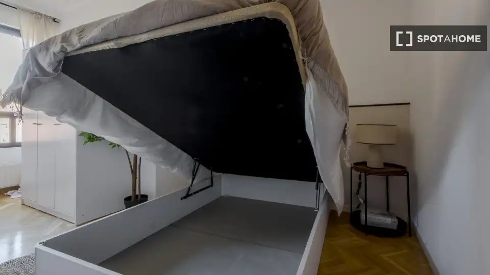 Bedroom of Flat for rent in Madrid  with Air Conditioner, Heating and Furnished