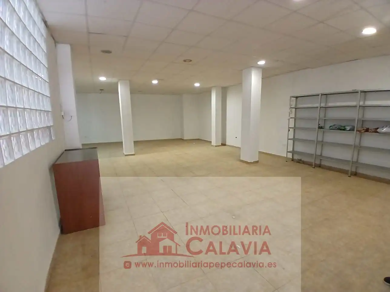 Local commercial à louer à Baeza