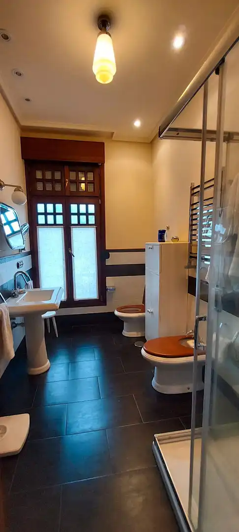 Bany de Finca rústica en venda en Salas amb Calefacció, Jardí privat i Parquet