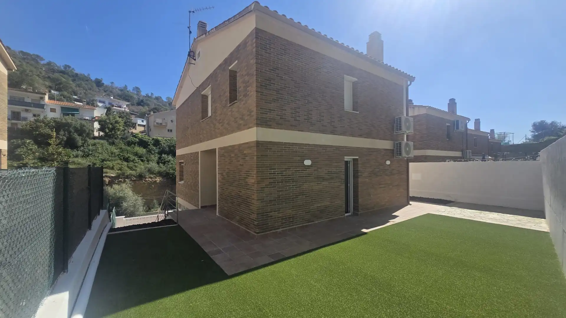 Vista exterior de Casa o xalet en venda en Cubelles amb Aire condicionat, Calefacció i Jardí privat