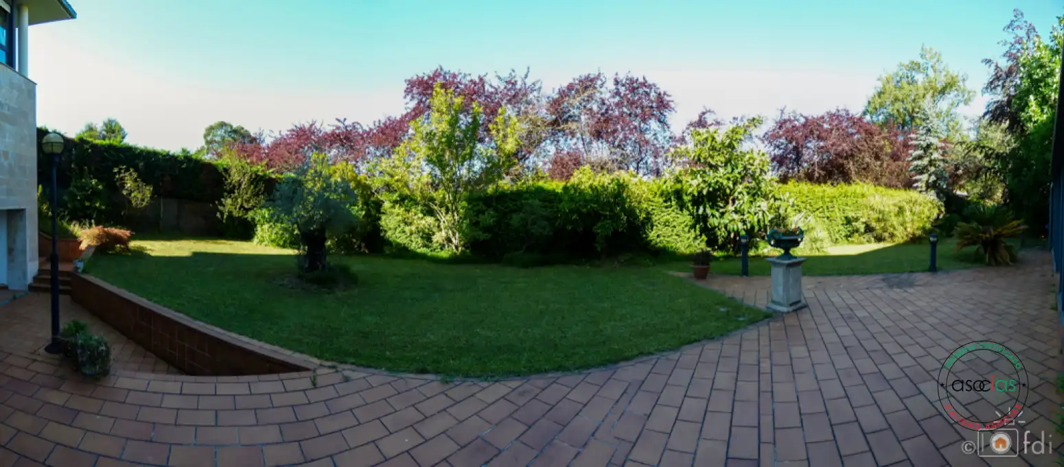 Jardí de Casa o xalet en venda en Oviedo  amb Calefacció, Jardí privat i Parquet