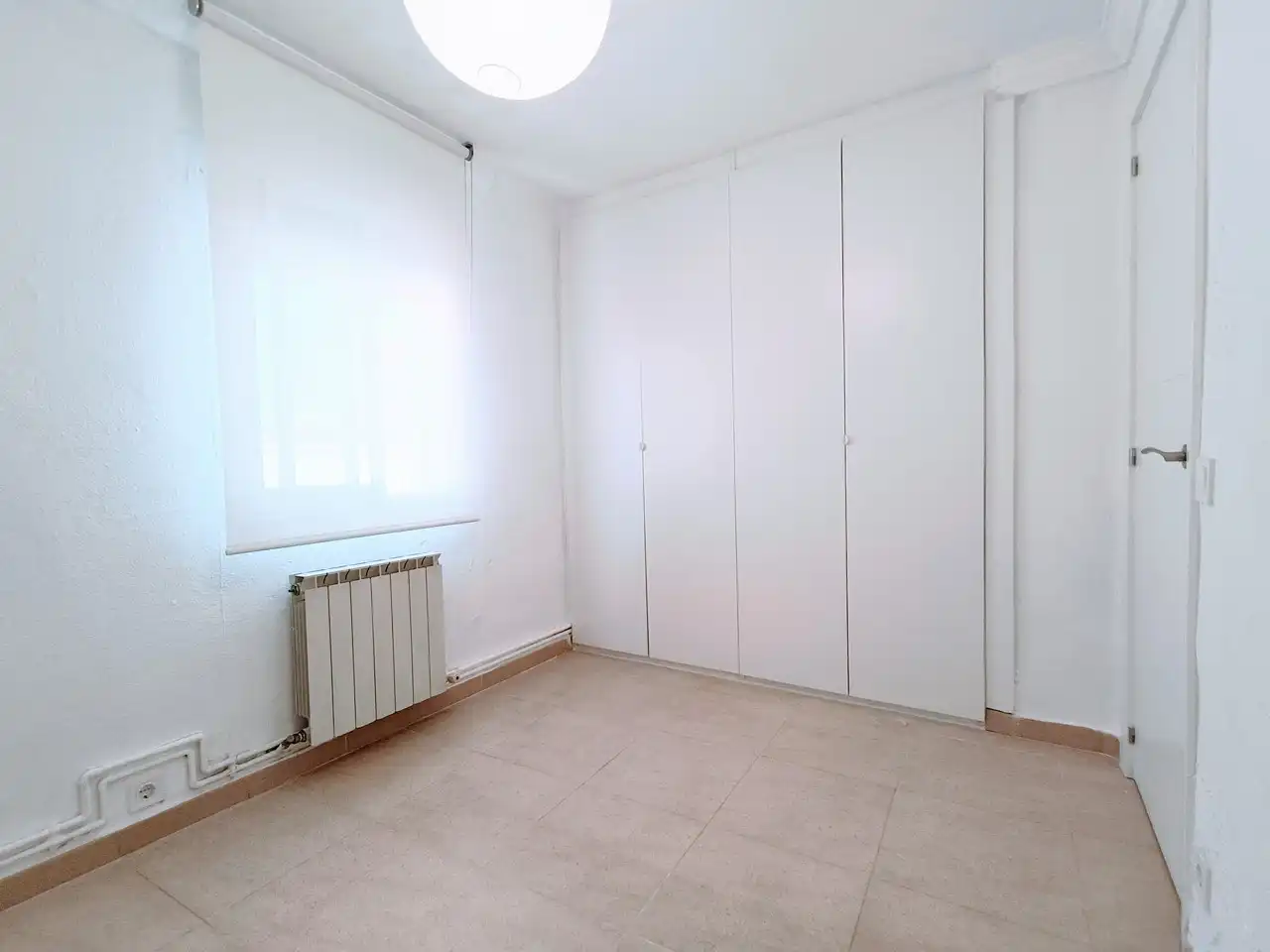 Schlafzimmer von Dachboden zur Miete in Madrid mit Heizung und Waschmaschine