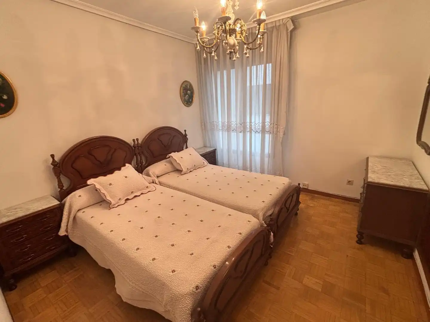 Schlafzimmer von Wohnung zur Miete in Oviedo  mit Heizung, Parkett und Möbliert
