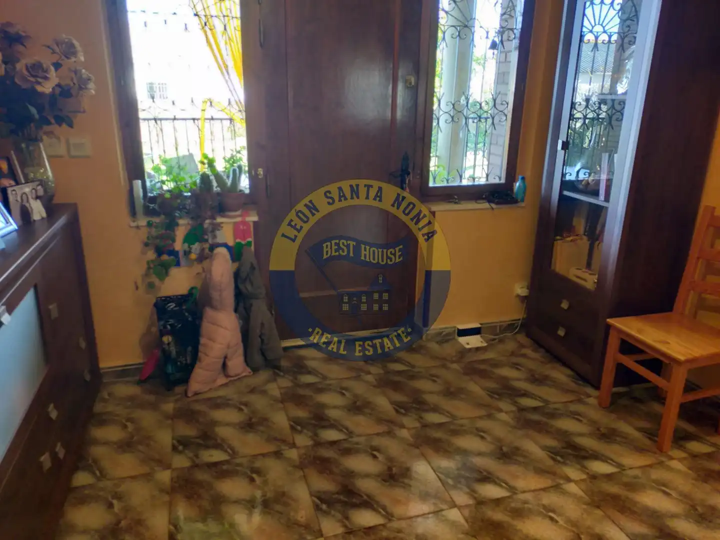 Vista exterior de Casa o xalet en venda en León Capital  amb Calefacció