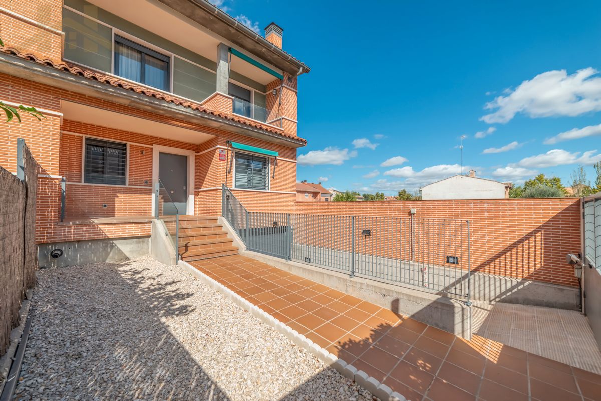 Vista exterior de Casa o xalet en venda en Navalcarnero amb Aire condicionat, Calefacció i Jardí privat