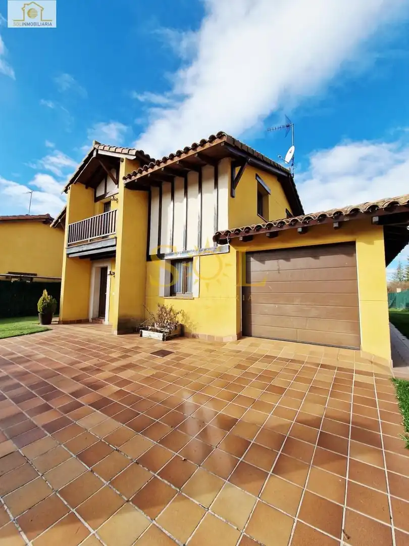 Vista exterior de Casa o chalet en venta en Villaquilambre con Calefacción, Jardín privado y Parquet